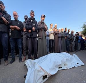 وداع وتشييع عدد من الشهداء من بينهم اطفال في مستشفى ناصر بخان يونس جنوب قطاع غزة